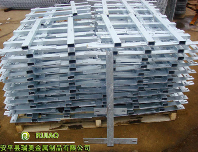 河北東科廠家直銷刺絲滾籠、立柱支架與加密支架金屬制品——安全防護(hù)的堅(jiān)實(shí)后盾